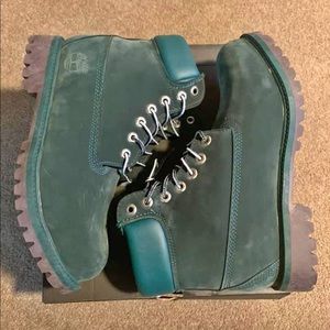 RARE green velvet Timberlands woman’s size 8.5
